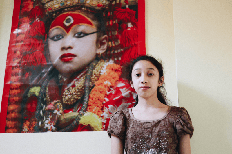 Каково быть непальской богиней, которой все поклоняются. А потом стать обычной девочкой