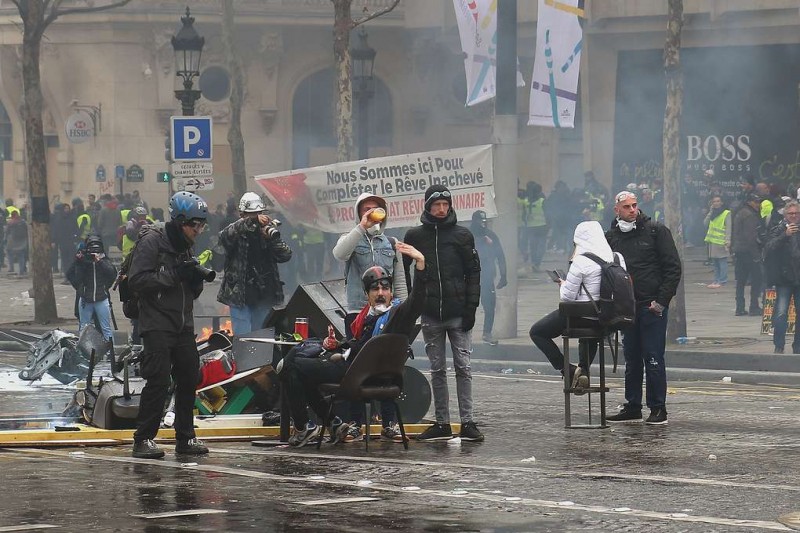 Полиция задержала свыше 90 участников акций "желтых жилетов" в Париже