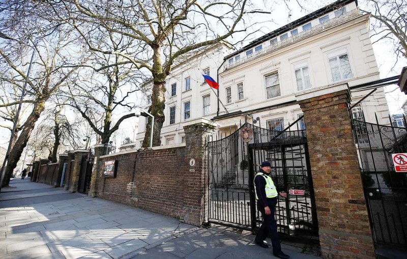 Посольство РФ в Лондоне считает, что британские СМИ хотят сделать дипмиссию "токсичной"