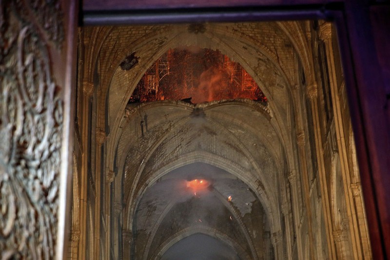 Перед пожаром в Нотр-Даме подожгли крупнейший парижский храм