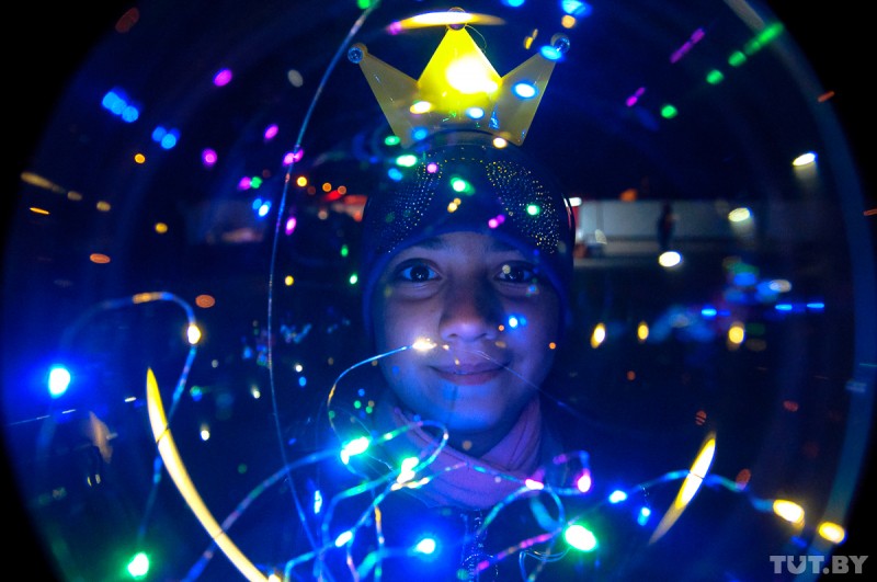 В Гомеле прошел фестиваль мыльных пузырей, светящихся шаров и красок. Фоторепортаж TUT.BY