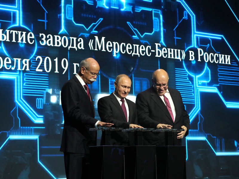  В Подмосковье начал работу завод Mercedes-Benz. Церемонию открытия посетил Путин, приехавший на лимузине Aurus