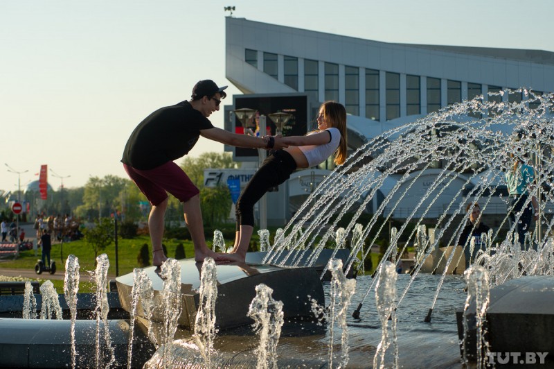 Поцелуи, селфи и фонтан: как проходит воскресный вечер у Дворца спорта
