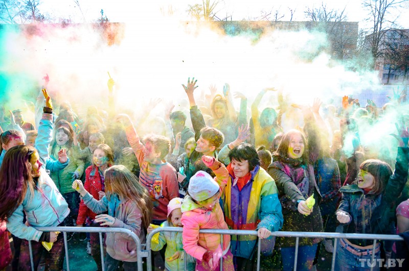 В Гомеле прошел фестиваль мыльных пузырей, светящихся шаров и красок. Фоторепортаж TUT.BY
