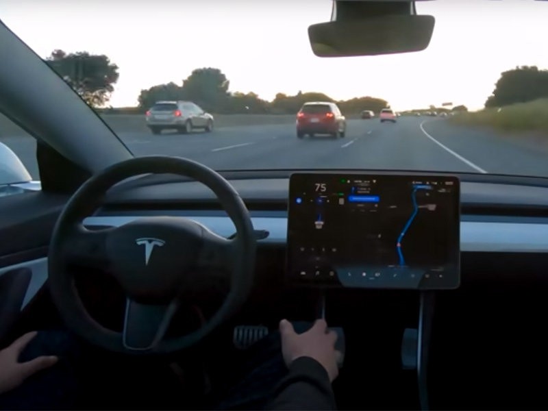  Обновленный автопилот Tesla оказался далек от совершенства
