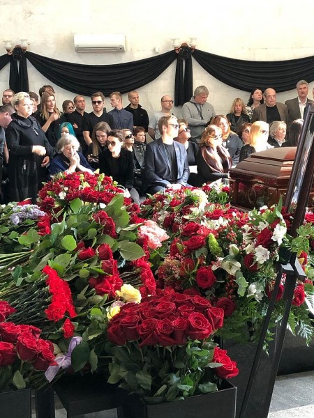 Две семьи Сергея Доренко встретились на его похоронах