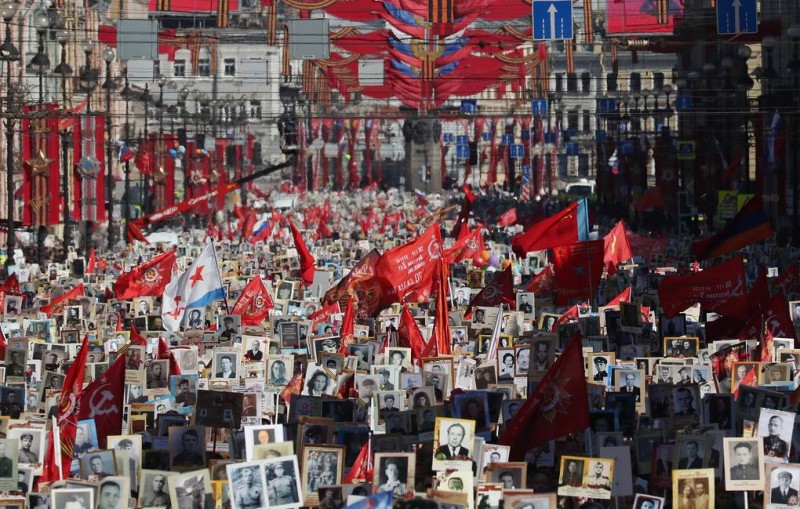 Более 10 млн человек приняли участие в шествии "Бессмертного полка" в России