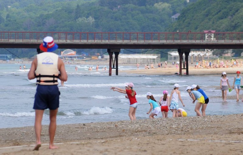 "Известия": в России могут запретить посторонним доступ на детские пляжи