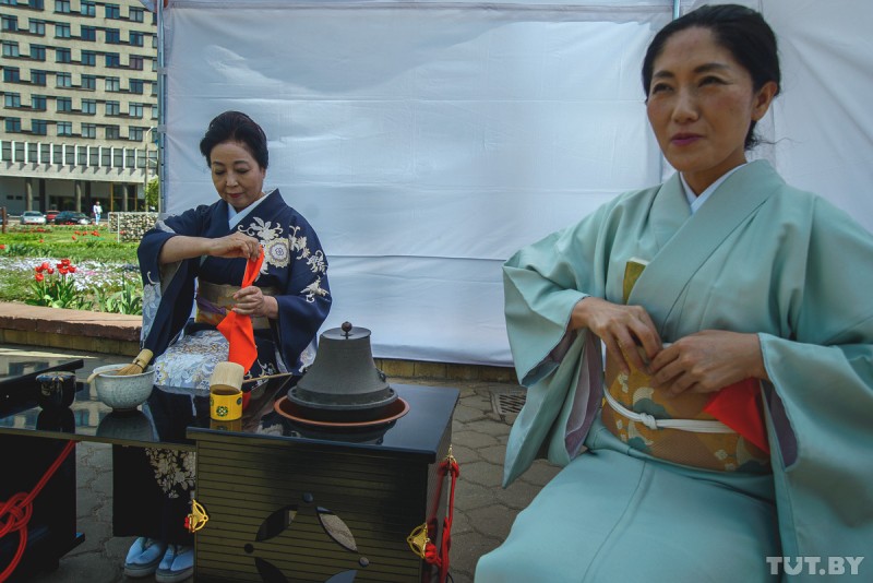 В Сендайском сквере провели чайную церемонию: было неожиданно многолюдно. Фотофакт