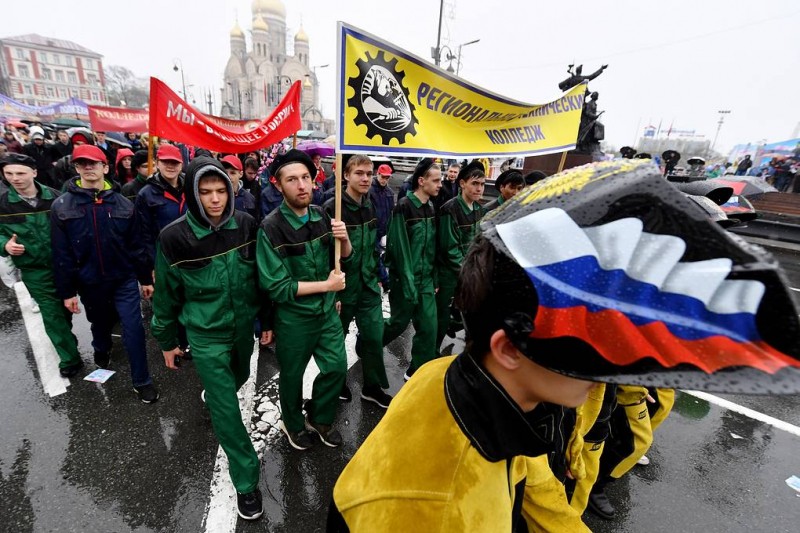 Достойные зарплаты и доступное жилье. Миллионы россиян вышли на первомайские демонстрации