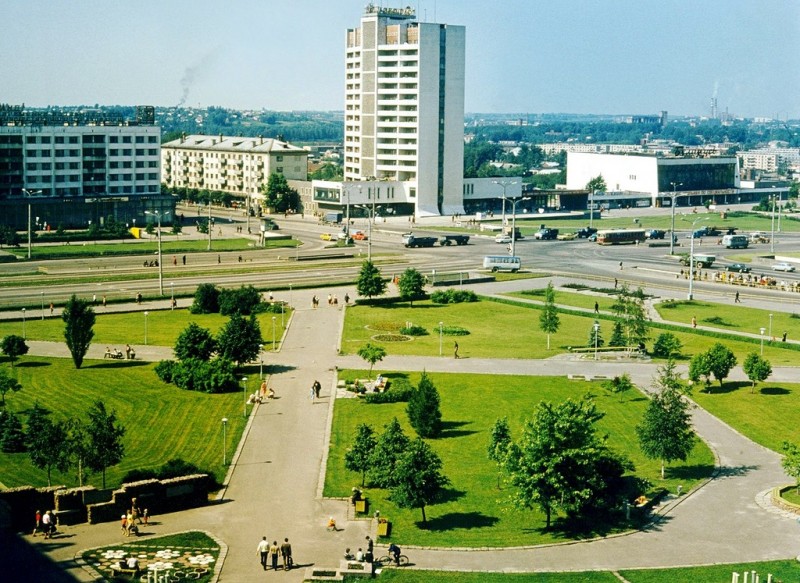 Высокое место, «Рогатка» и сквер-боль. История самой большой площади в Беларуси