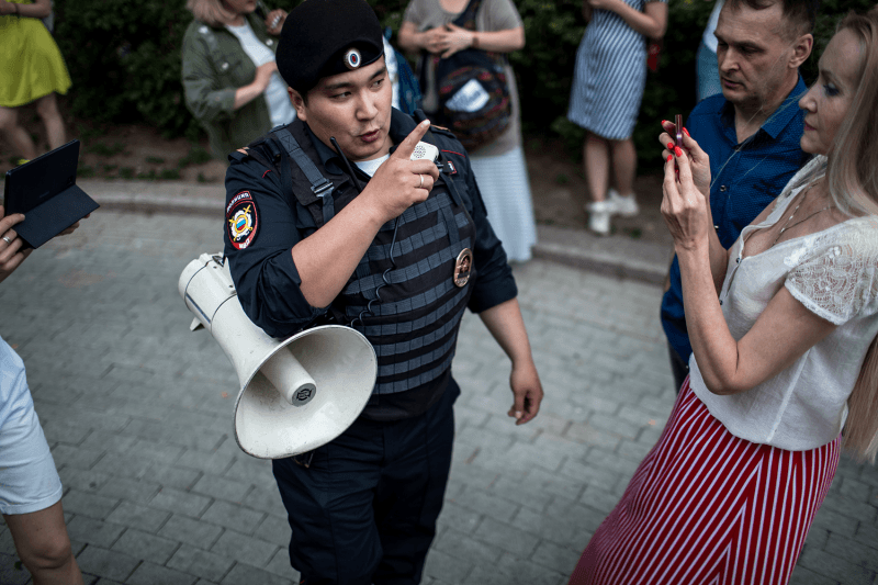 ОМОН и автозаки: посмотрите, как в центре Москвы праздновали День России