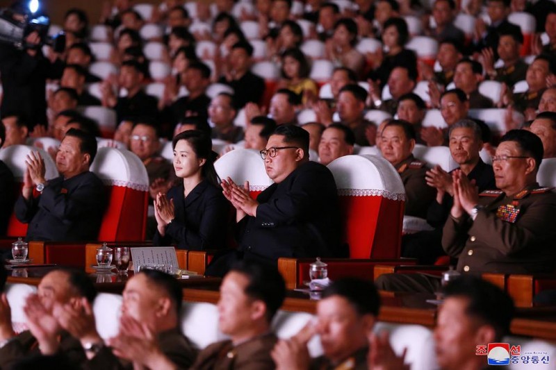 СМИ: Ким Чен Ын посмотрел концерт с чиновником, "репрессированным" за срыв саммита с США