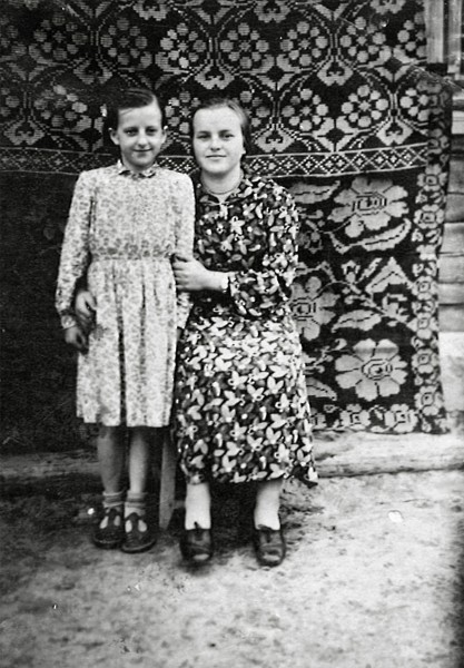Как выглядели белорусские женихи и невесты 100 лет назад? И зачем нужны были фото на фоне ковров?
