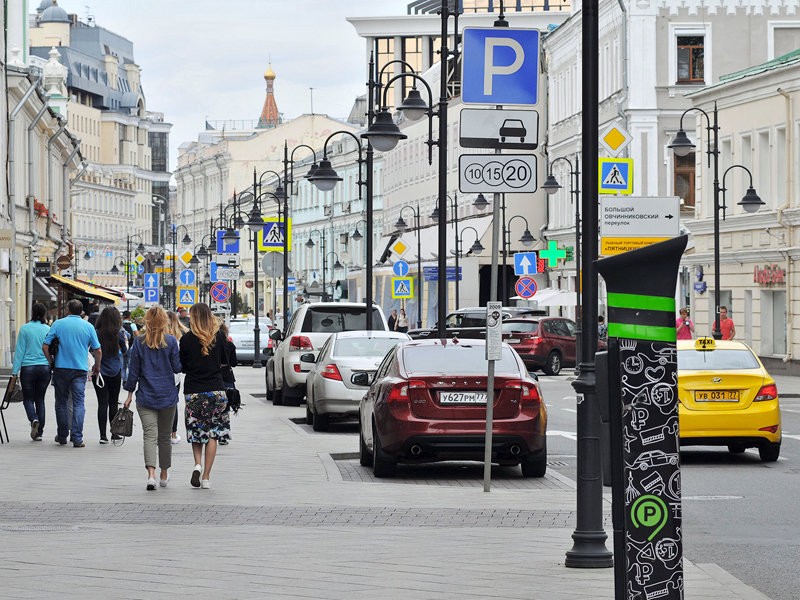  Владельцы элитных машин чаще других не платят за парковку в Москве