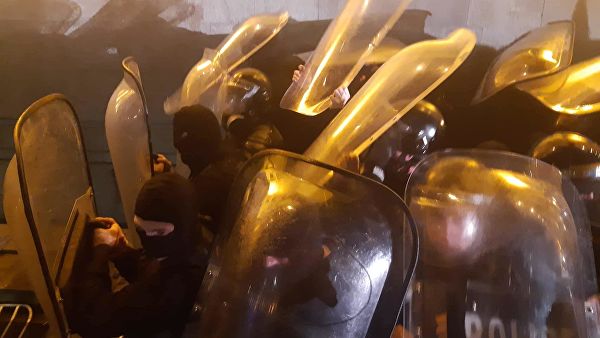 В Тбилиси произошла стычка между участниками протеста и оппозиционерами