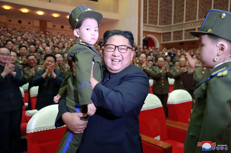 СМИ: Ким Чен Ын посмотрел концерт с чиновником, "репрессированным" за срыв саммита с США
