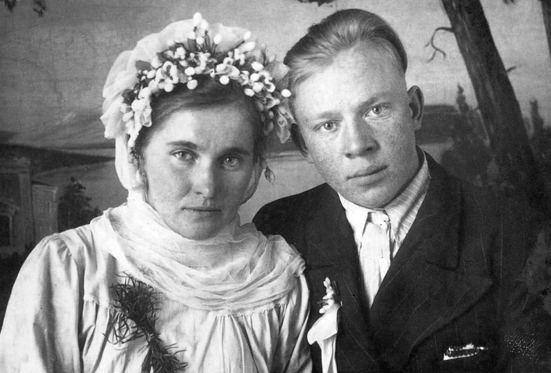 Как выглядели белорусские женихи и невесты 100 лет назад? И зачем нужны были фото на фоне ковров?