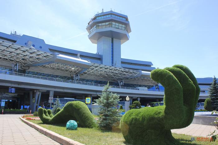 В Национальном аэропорту установили новые арт-объекты. Среди них огромная ладонь и Маленький принц