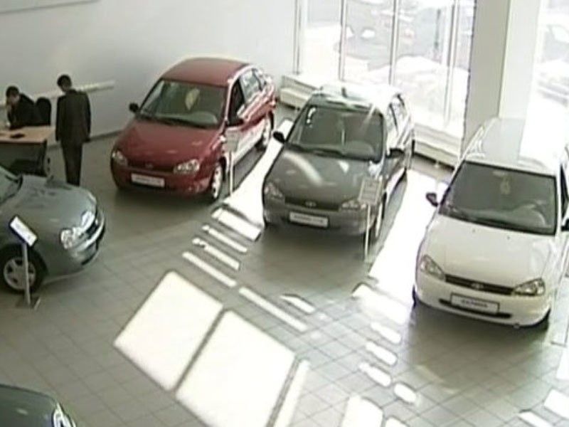  "Коммерсант" выяснил, что продажи новых автомобилей в РФ упали на 18%. Это почти втрое больше официальных данных