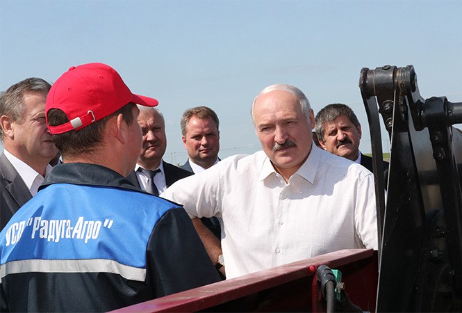 Раздал указания, порицания и шоколад. Как Лукашенко побывал в Ветковском районе
