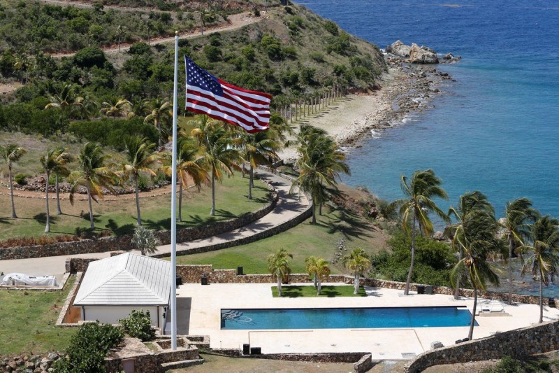 В США задержали миллиардера. Как выглядит его частный остров в Карибском бассейне