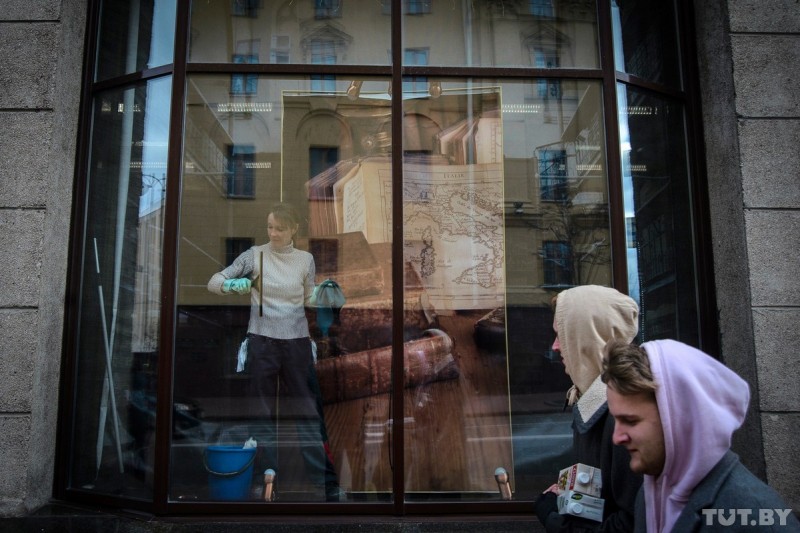 Истории за стеклом. Что происходит в окнах Минска