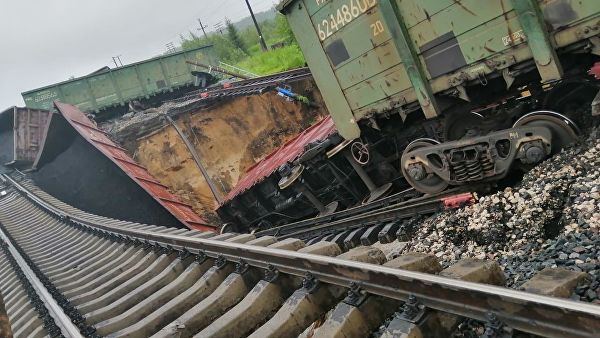 В Коми частично восстановили движение поездов после схода вагонов с углем