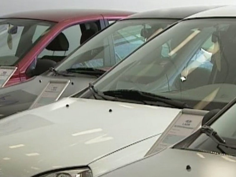  Продажи машин в России упали на 3,3%. Аналитики больше не рассчитывают на рост рынка по итогам года