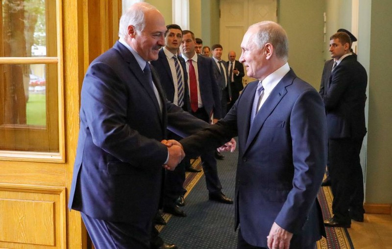 Лукашенко предложил Путину снять все спорные вопросы до 8 декабря
