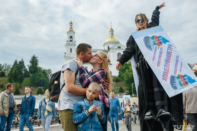 Айда целоваться! В Витебске появился свой Поцелуев мост, а «Славянский базар» идет на новый рекорд