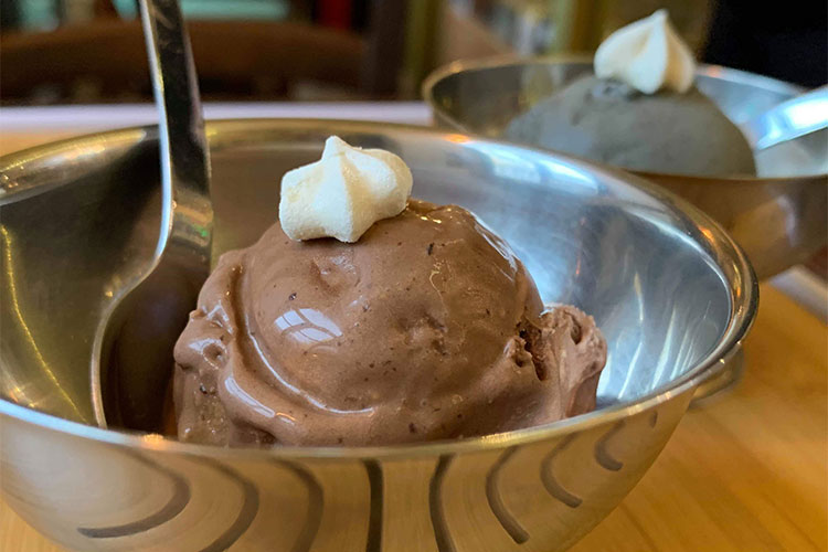 С репой, гречкой и трюфелем: 21 самый необычный вкус мороженого в Москве