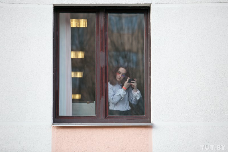 Истории за стеклом. Что происходит в окнах Минска