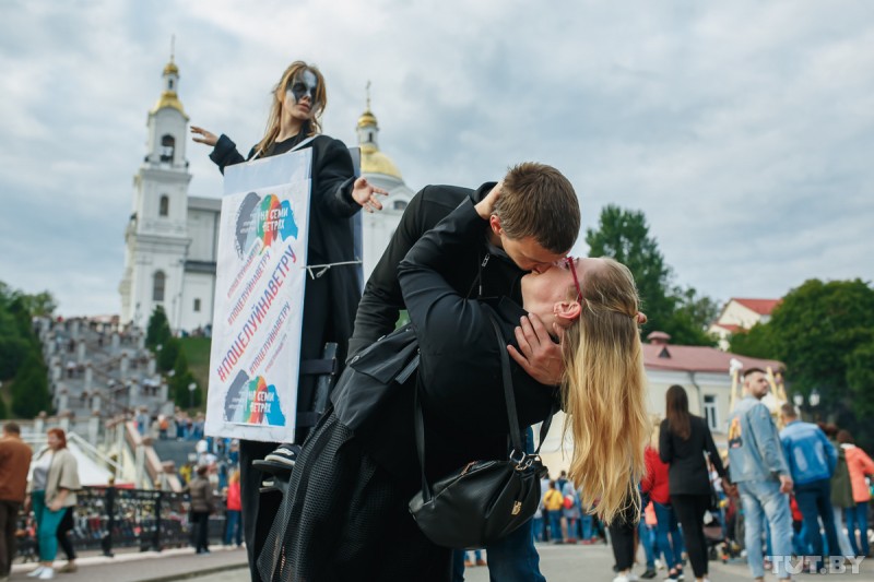 Айда целоваться! В Витебске появился свой Поцелуев мост, а «Славянский базар» идет на новый рекорд