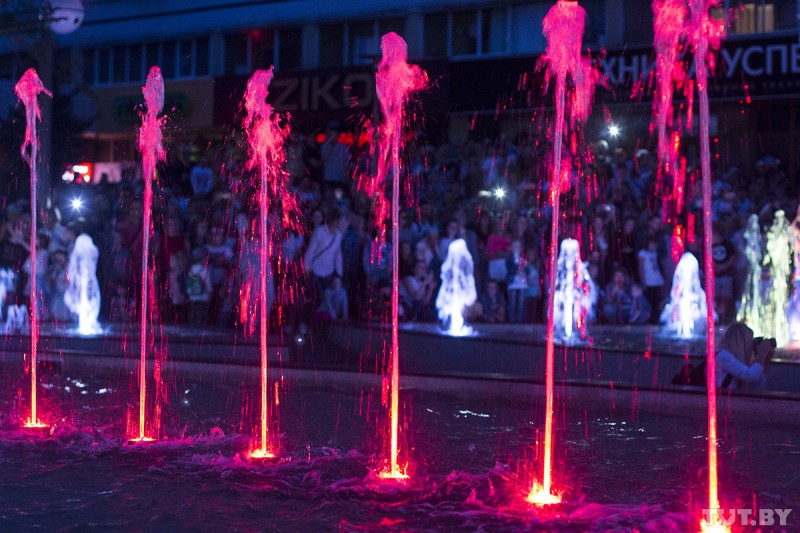 Видеофакт. Сотни брестчан пришли на открытие нового фонтана: он «танцует» Тиму Белорусских и Коржа