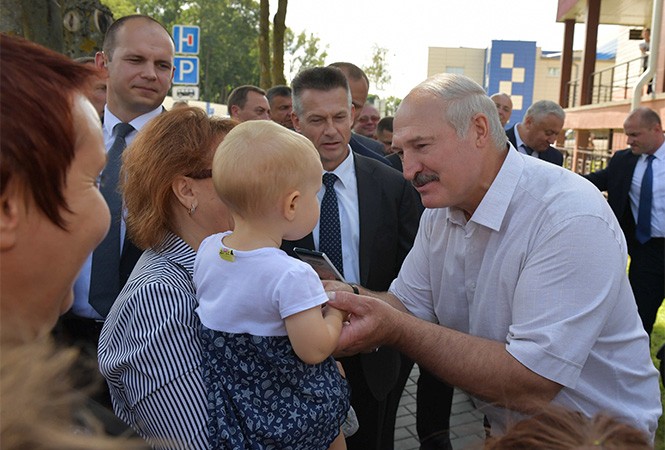 Раздал указания, порицания и шоколад. Как Лукашенко побывал в Ветковском районе
