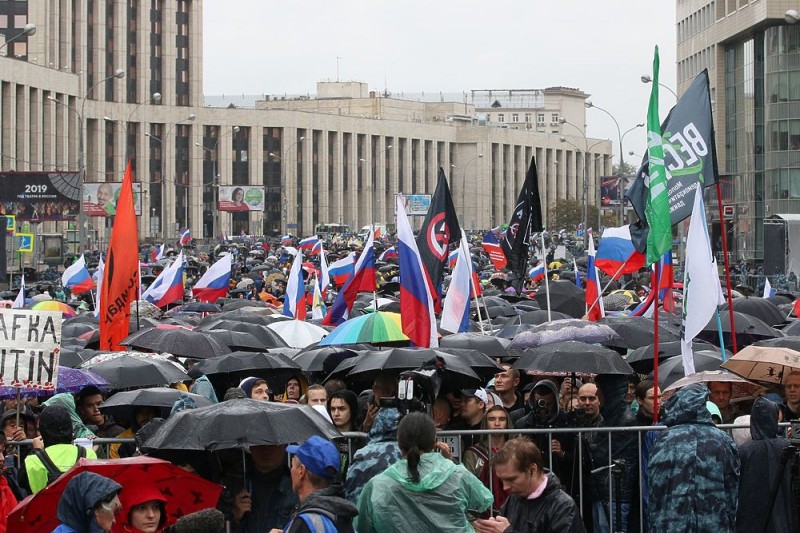 Митинг безнадежности на Сахарова: Оля крохотная, дрон сбили, Дудь промолчал