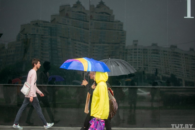 Зонтик как средство борьбы с унынием. Как минчане щеголяли в непогоду