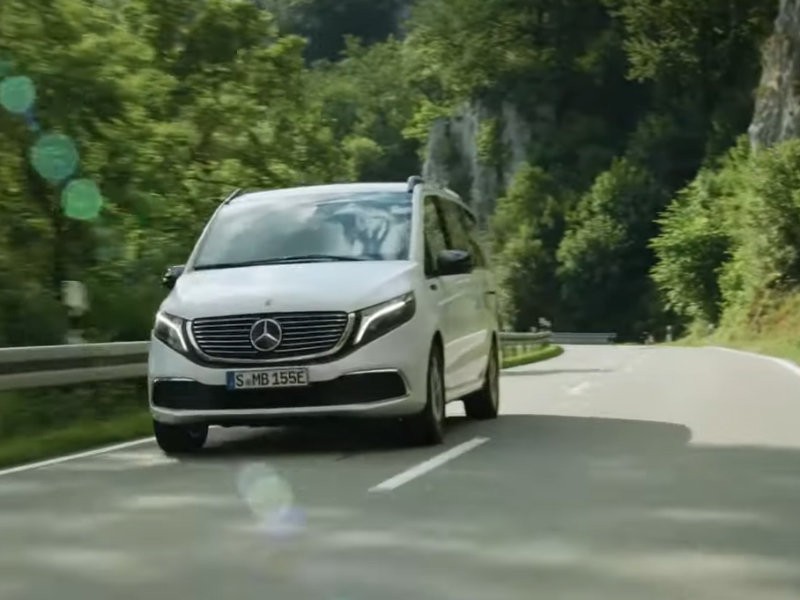  Компания Mercedes-Benz представила серийный электрический минивэн EQV (ВИДЕО)