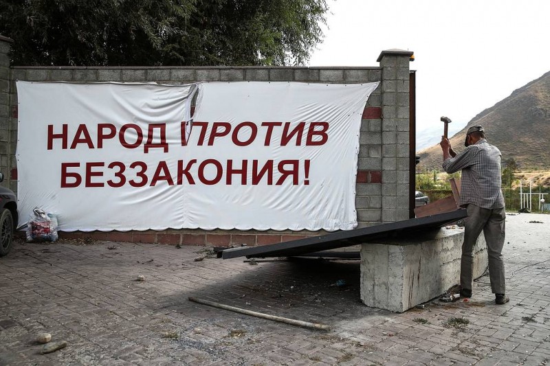 После штурма. Как выглядит резиденция экс-президента Киргизии после его задержания