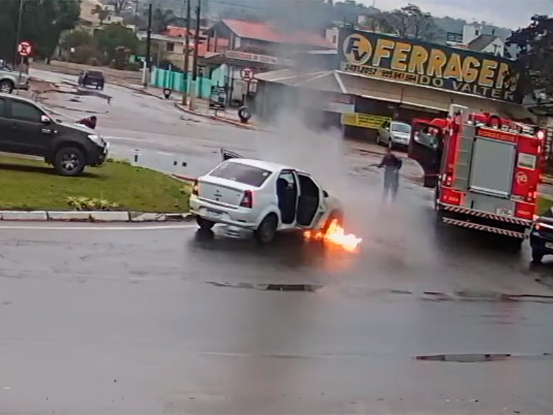  Идеальное совпадение: в Бразилии автомобиль загорелся на перекрестке, когда рядом стояла пожарная машина (ВИДЕО)