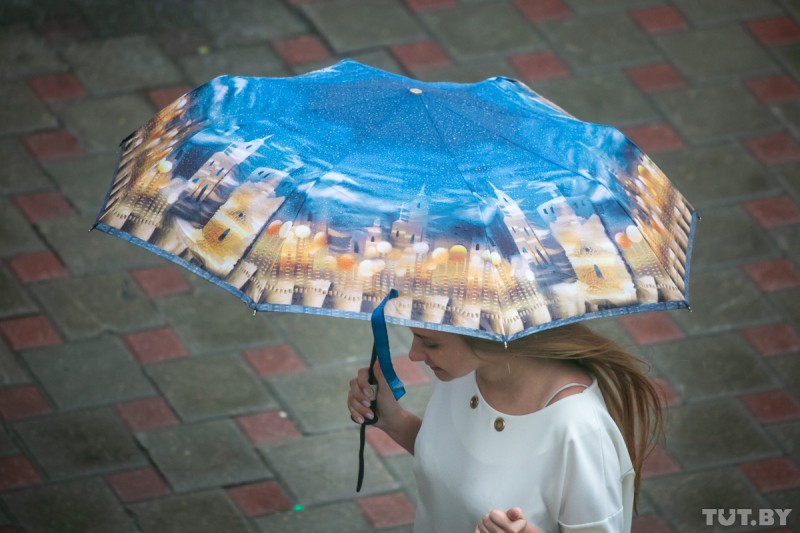 Зонтик как средство борьбы с унынием. Как минчане щеголяли в непогоду