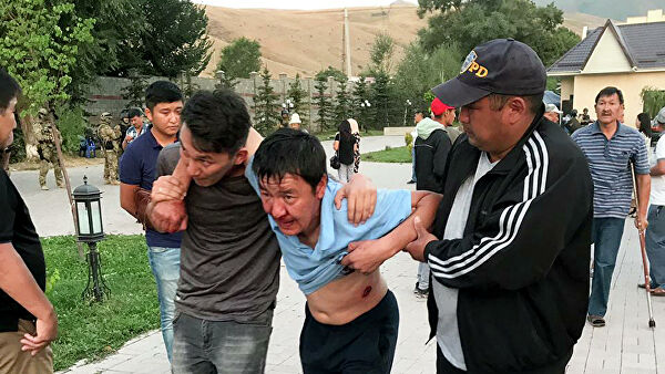 Около тысячи сторонников Атамбаева выдвинулись в Бишкек