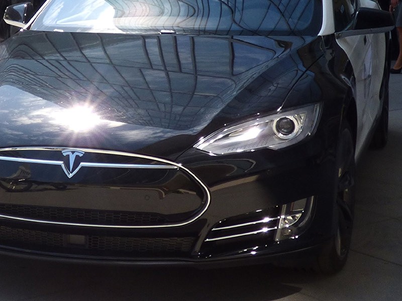  В Калифорнии полицейский электрокар Tesla разрядился во время погони