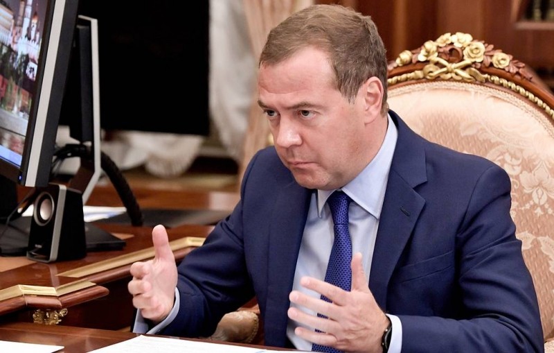 Медведев заявил, что бюджет на ближайшие три года будет профицитным