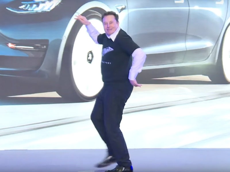  Илон Маск сплясал на церемонии открытия завода Tesla в Китае (ВИДЕО)