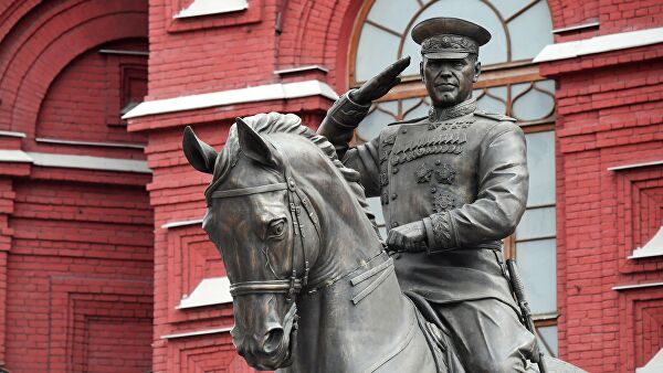 На Манежной площади заменили памятник Жукову