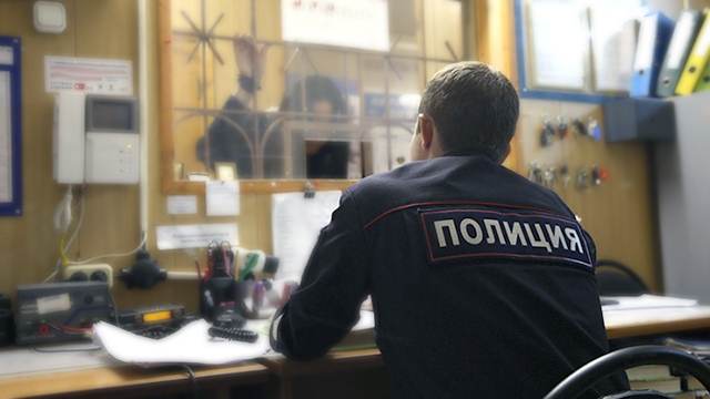 Бронежилет спас полицейского при нападении мужчины с ножом в Москве