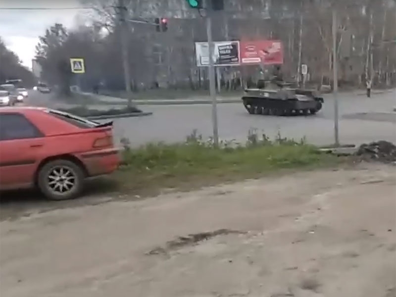  В Костроме бронемашина с отказавшими тормозами столкнулась с легковым автомобилем (ВИДЕО)