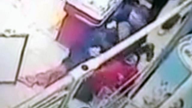 Видео: муж исполосовал ножом жену на глазах у испуганных покупателей